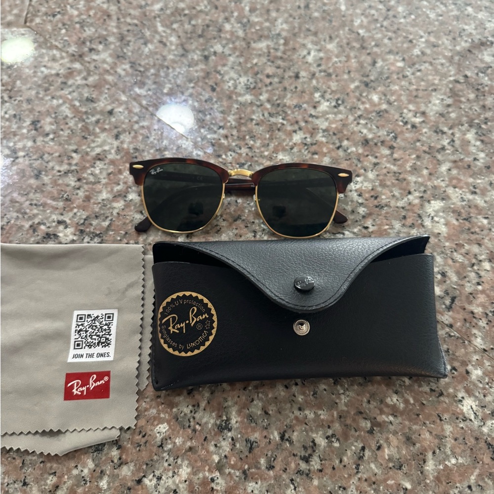 Ray Ban Clubmaster

MODEL CODE RB3016